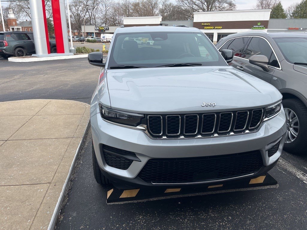 Used 2024 Jeep Grand Cherokee Laredo 4x4 SUV