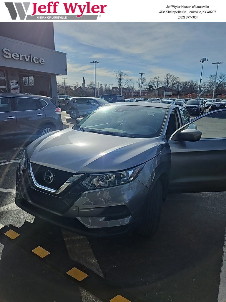 2022 Nissan Rogue Sport S's photo