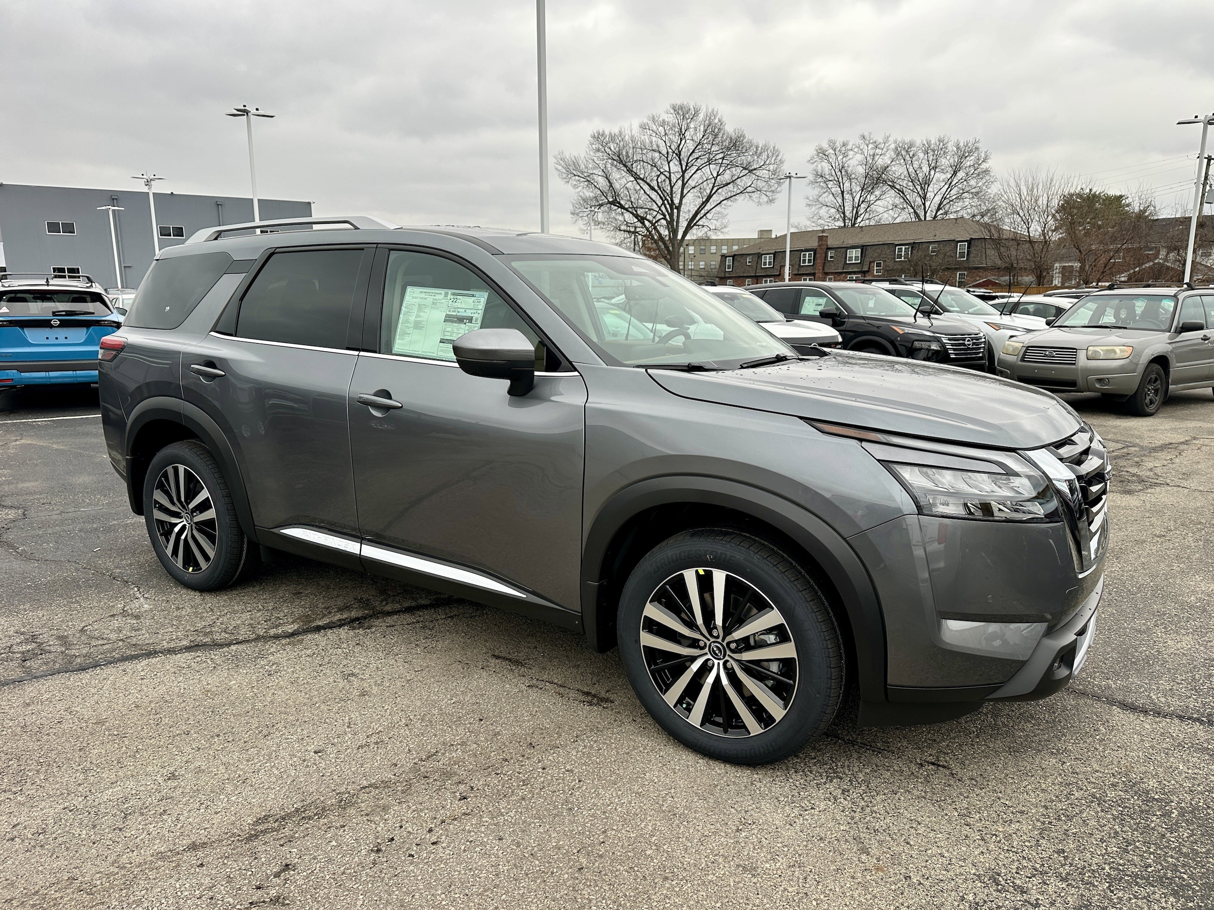 2025 Nissan Pathfinder Platinum's photo