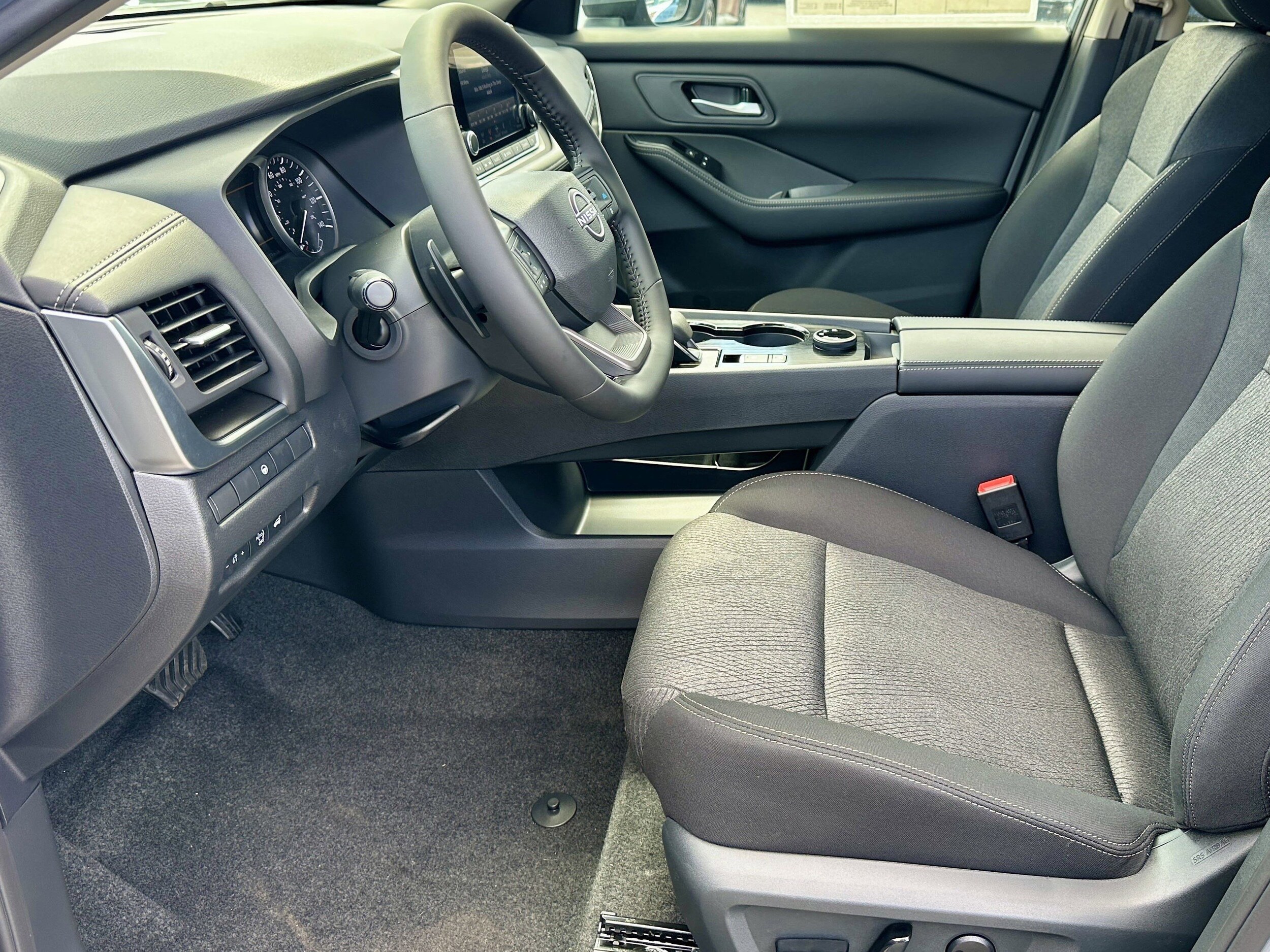 2026 Nissan Rogue SV photo 4