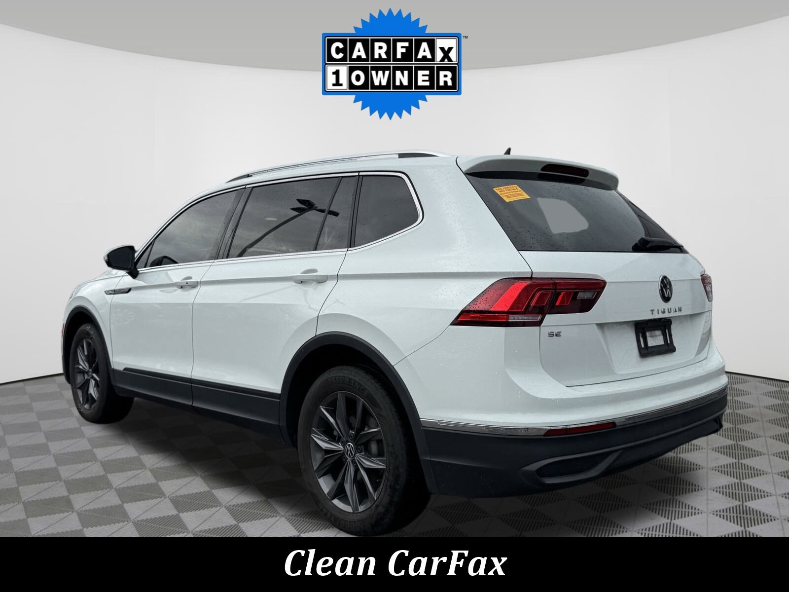 2022 Volkswagen Tiguan SE photo 2