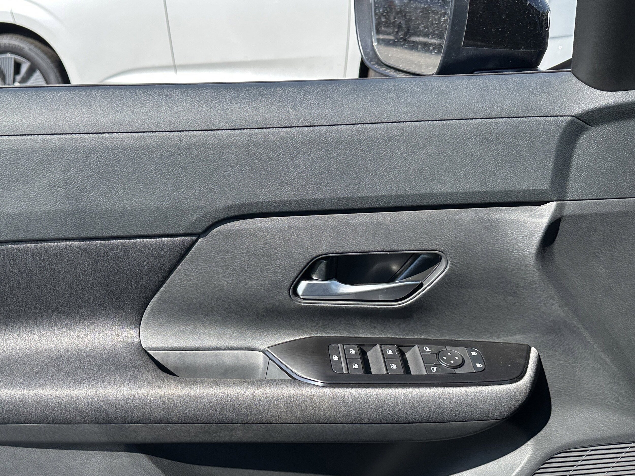2026 Nissan Kicks SV photo 2