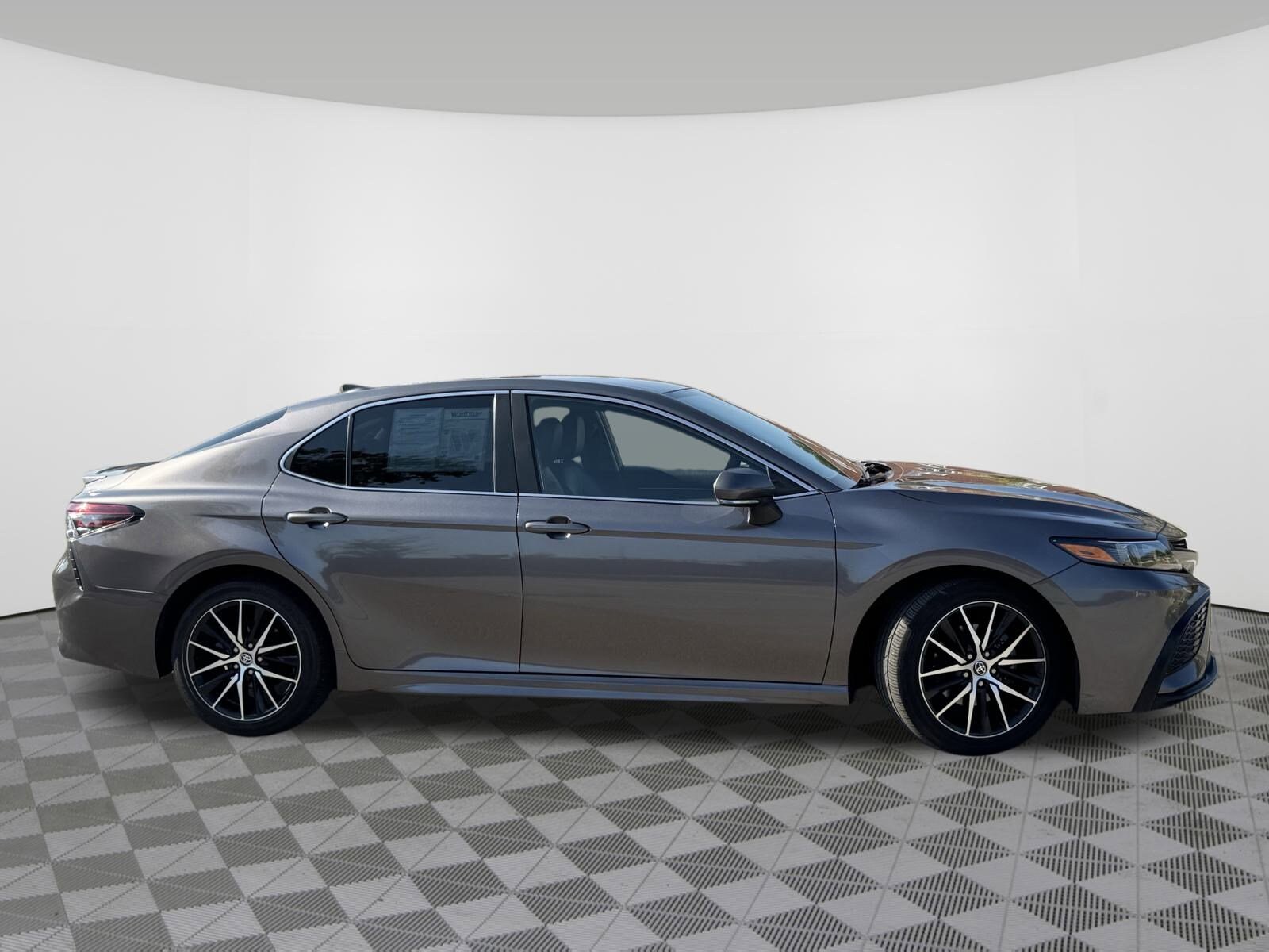 2022 Toyota Camry SE photo 2