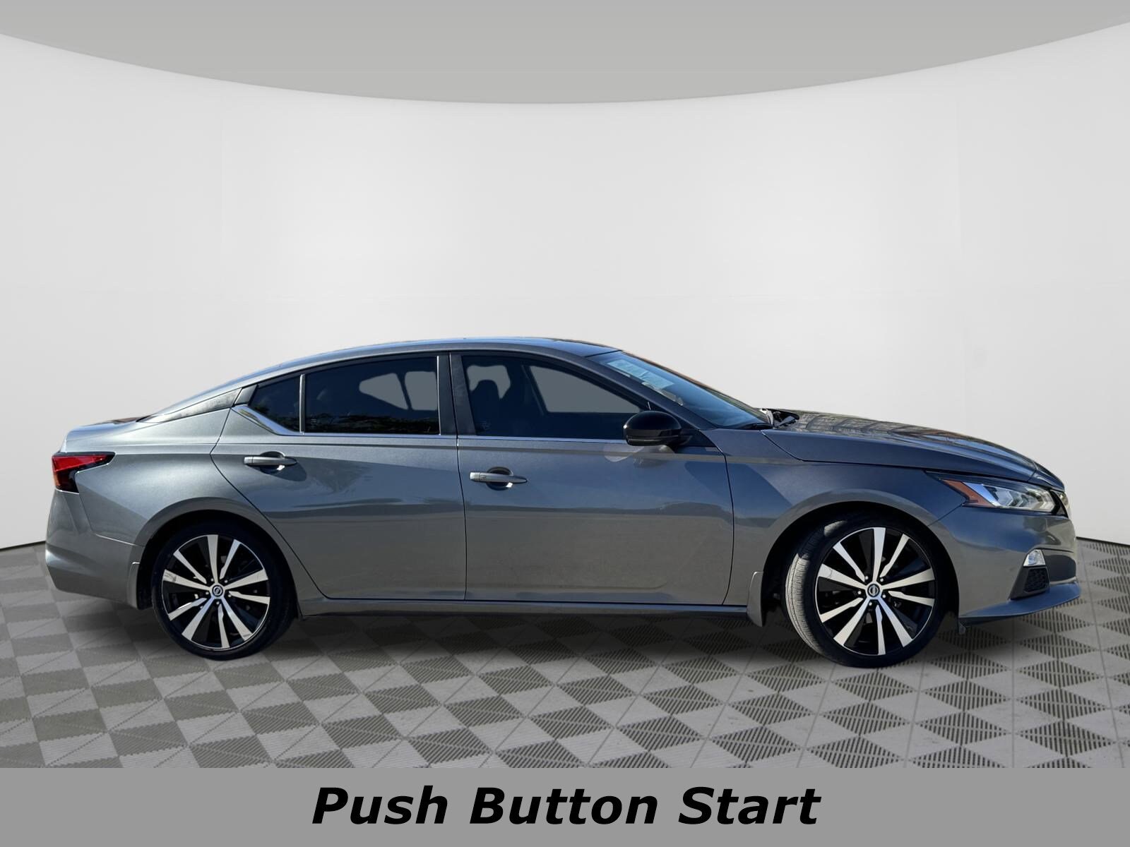 2020 Nissan Altima 2.5 SR photo 2