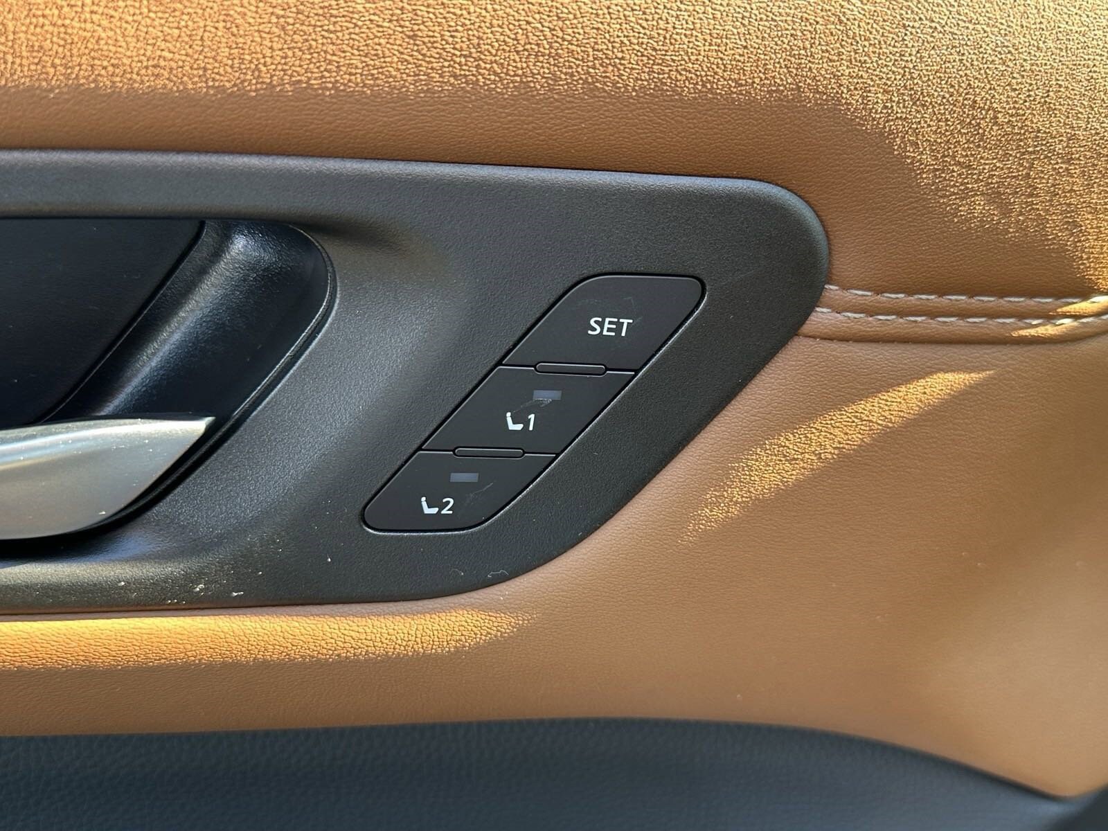 2025 Nissan Pathfinder Platinum photo 4