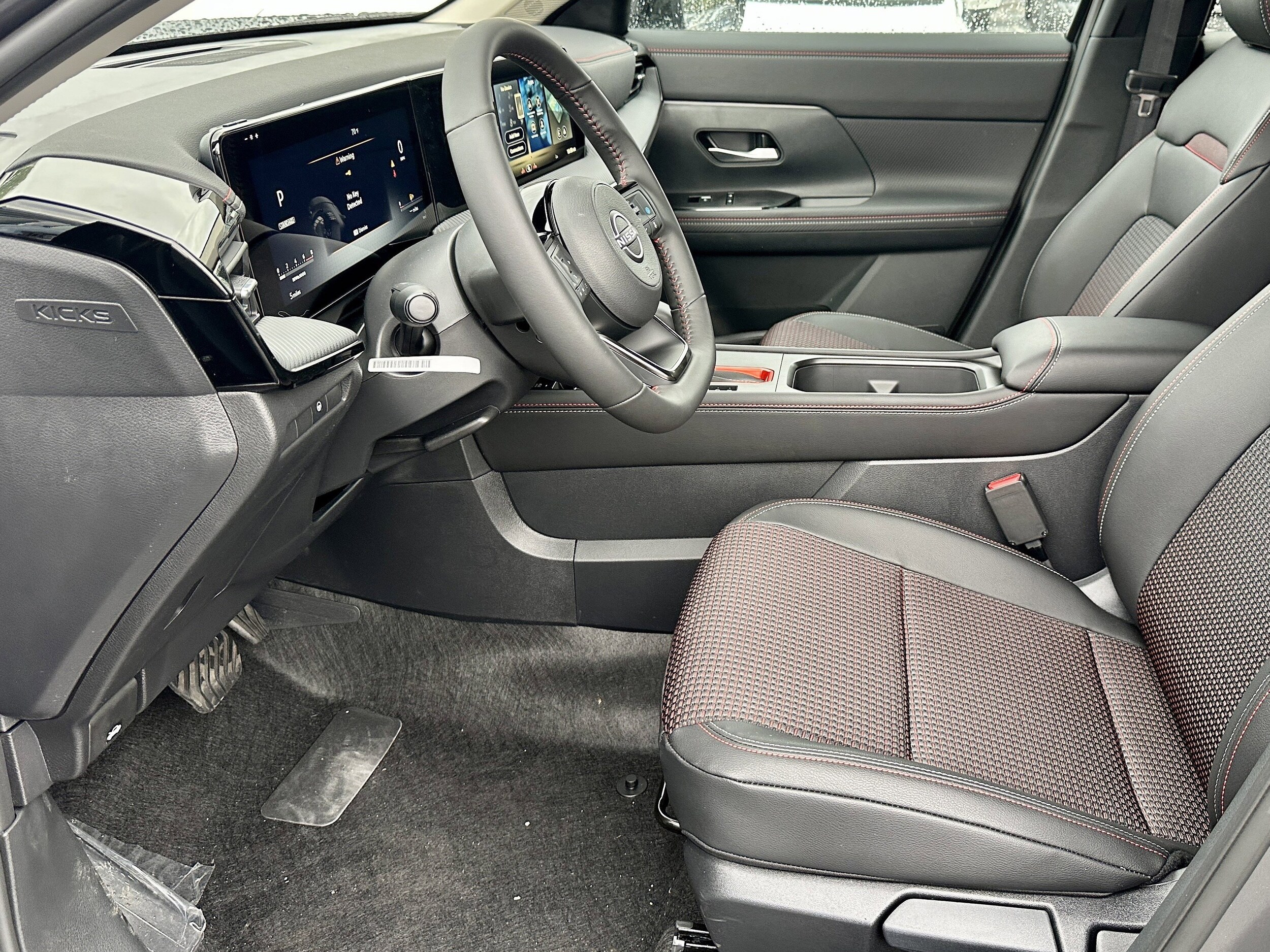 2026 Nissan Kicks SR photo 4