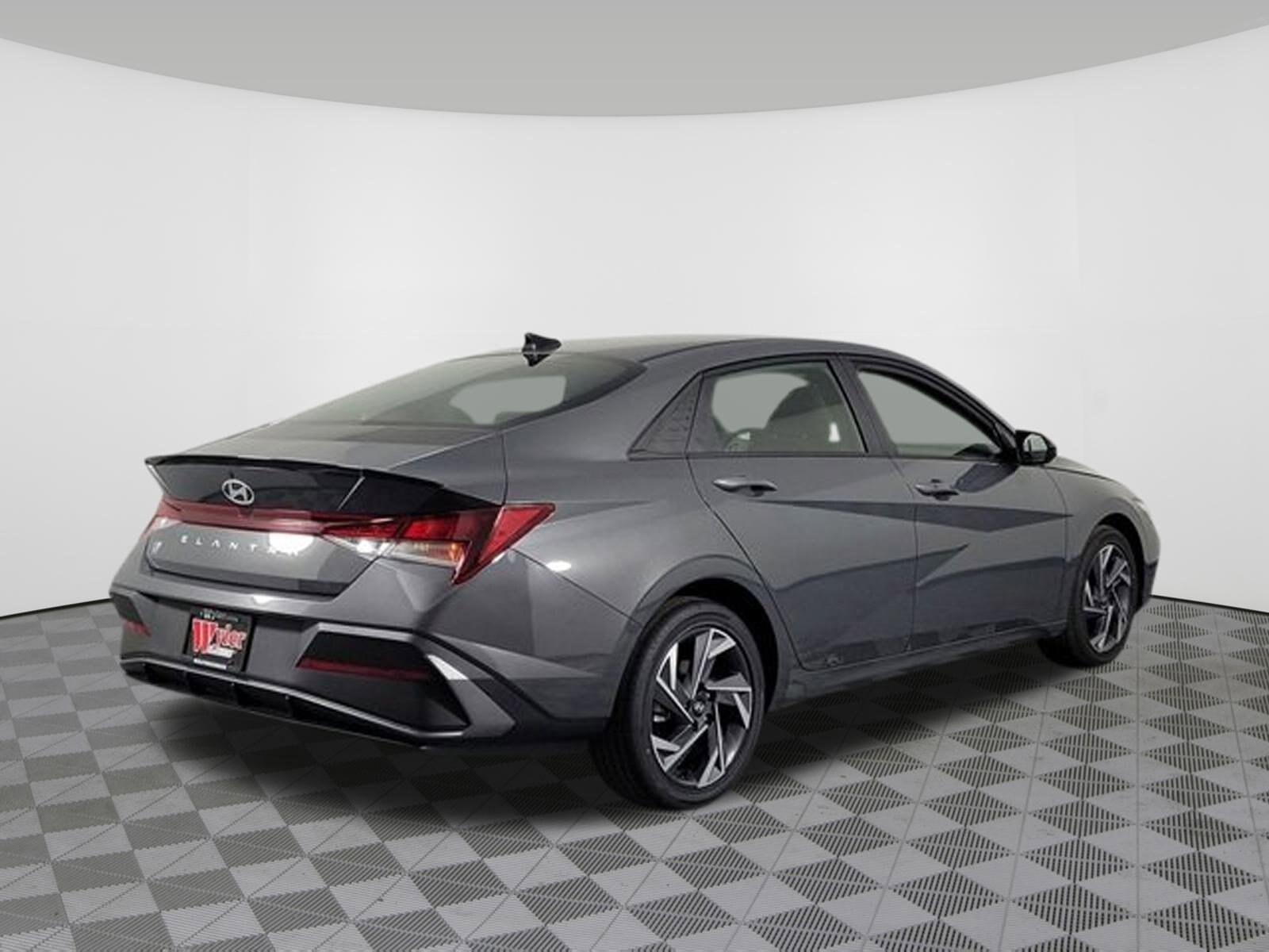 2025 Hyundai Elantra SEL Sport photo 3