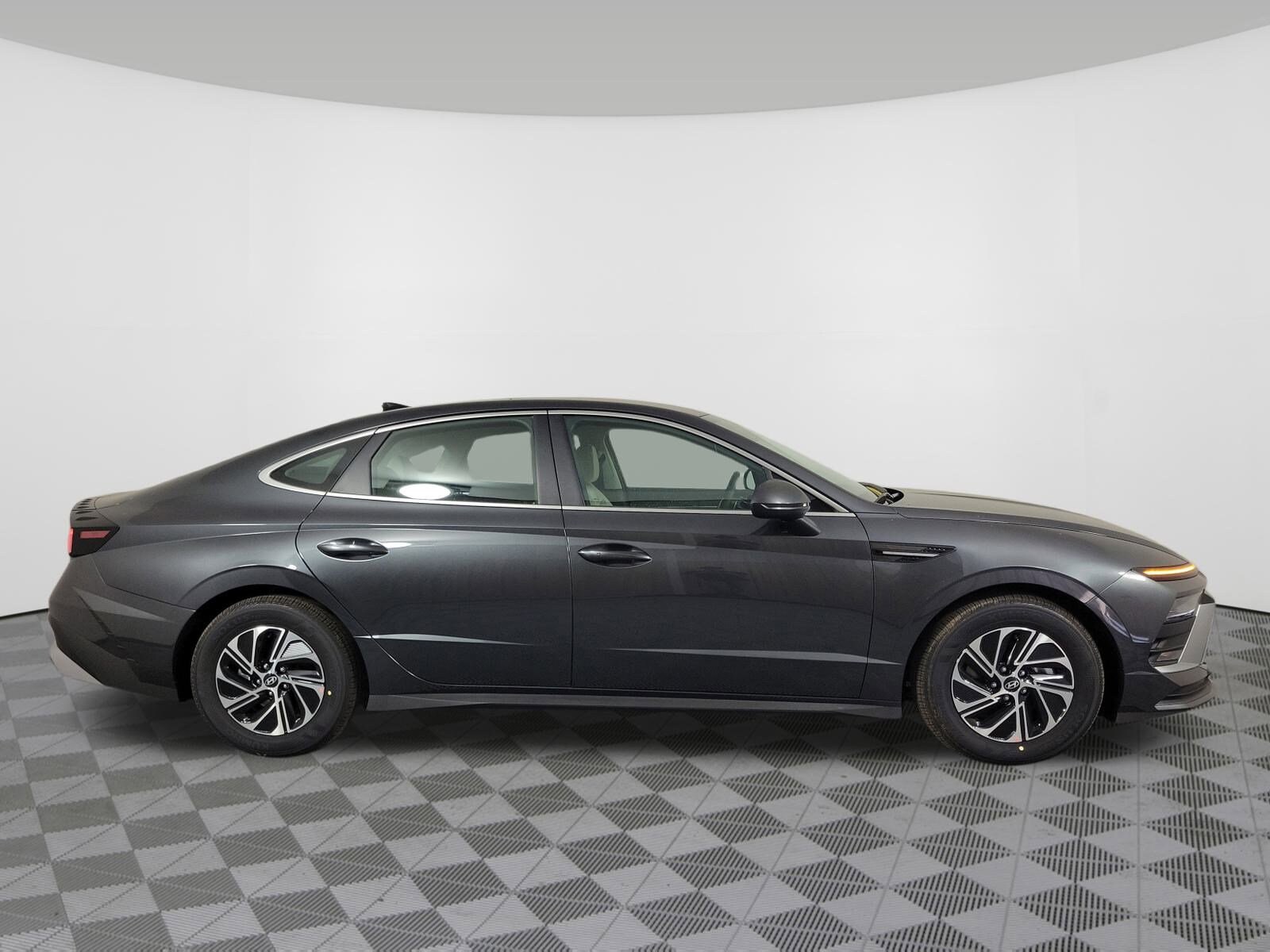 2026 Hyundai Sonata Hybrid Blue photo 2