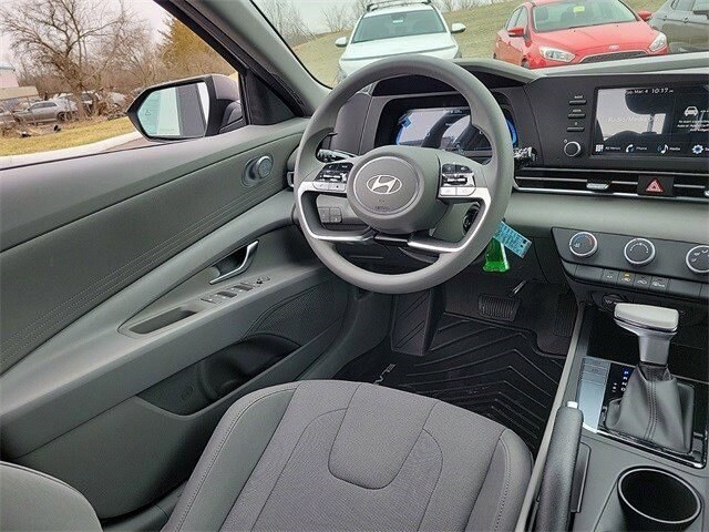 2025 Hyundai Elantra SE photo 4