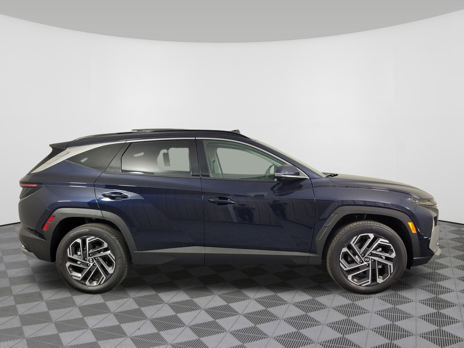 2025 Hyundai Tucson Hybrid Limited photo 2