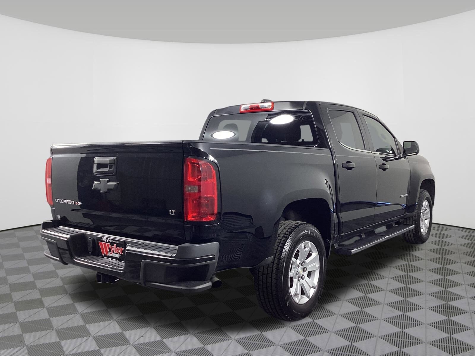 2017 Chevrolet Colorado LT photo 3