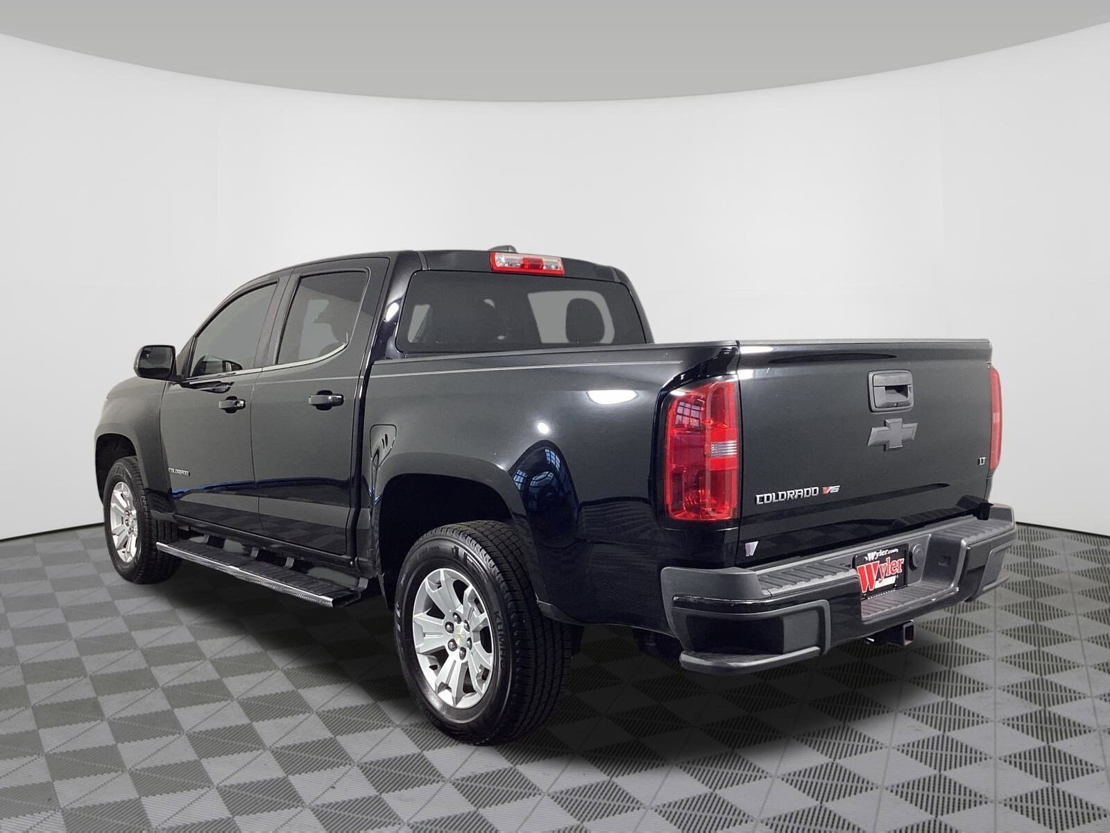 2017 Chevrolet Colorado LT photo 2