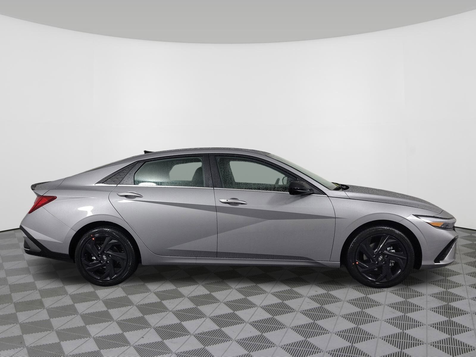 2026 Hyundai Elantra SEL Sport photo 2