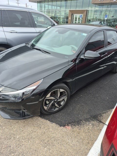 2023 Hyundai Elantra SEL photo 2