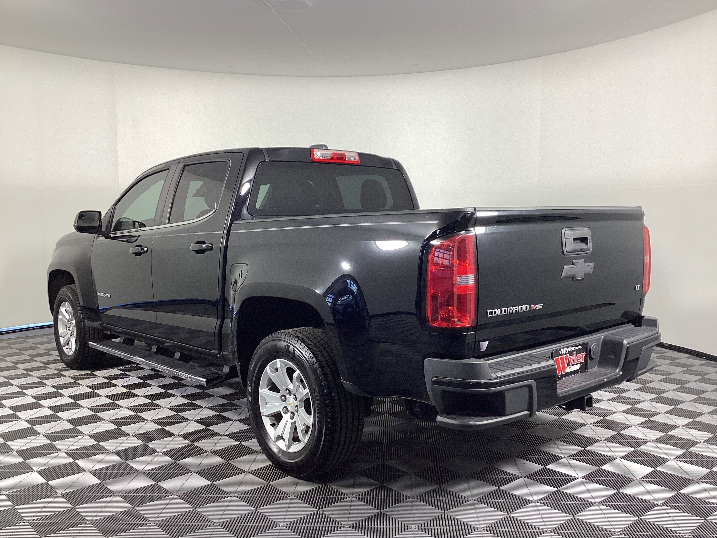 2017 Chevrolet Colorado LT photo 2