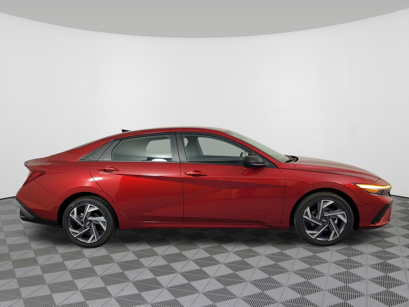 2025 Hyundai Elantra SEL Sport photo 2