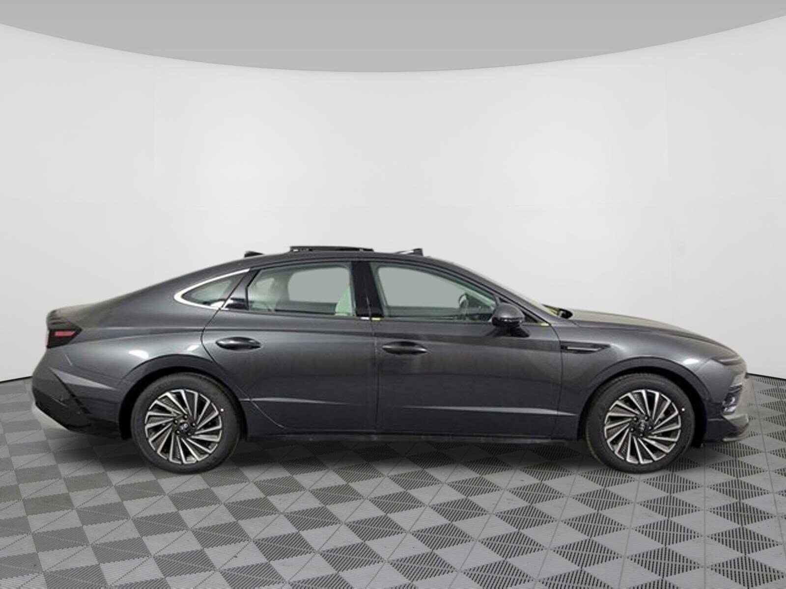 2025 Hyundai Sonata Hybrid Limited photo 2