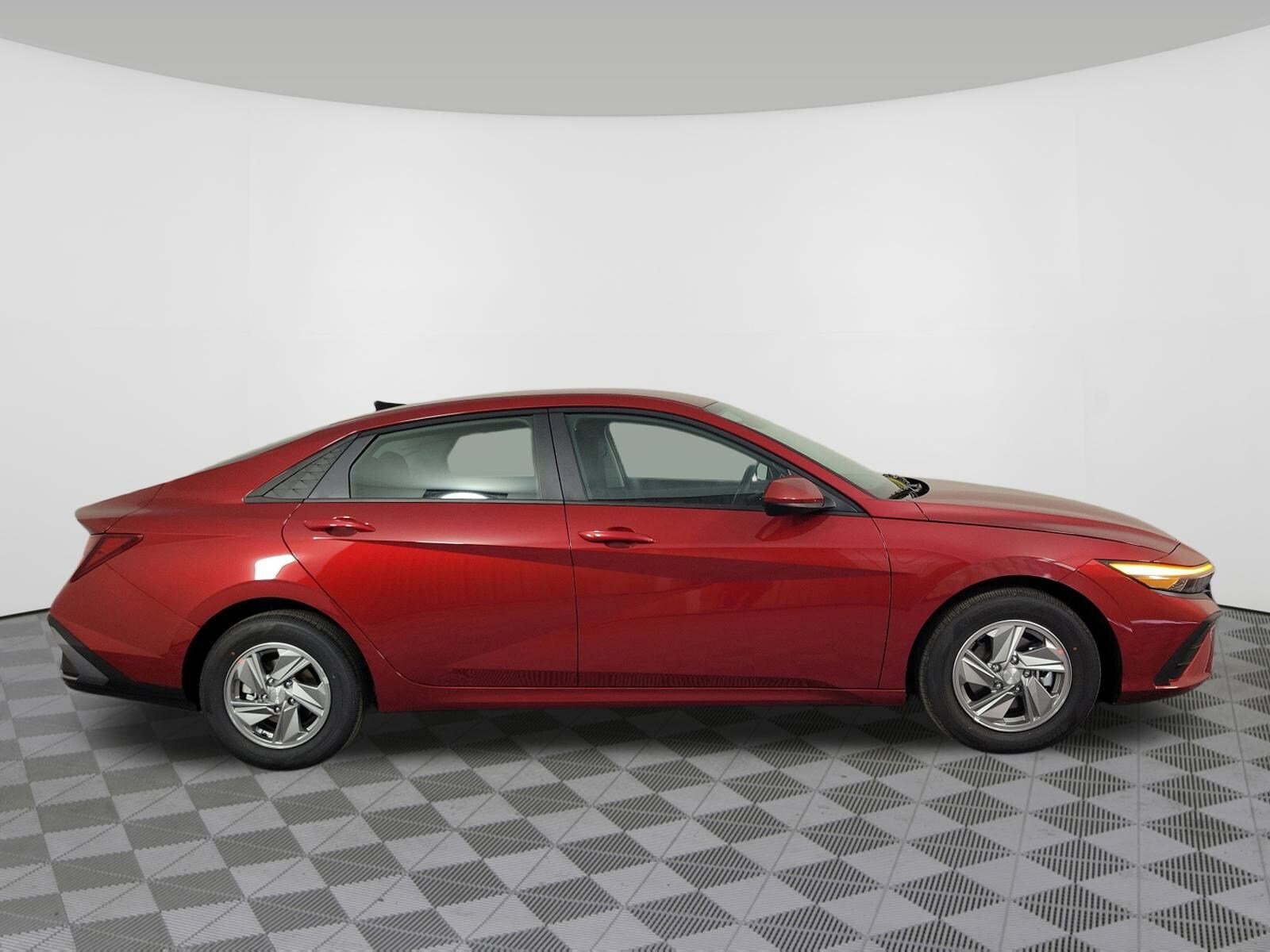 2025 Hyundai Elantra SE photo 2