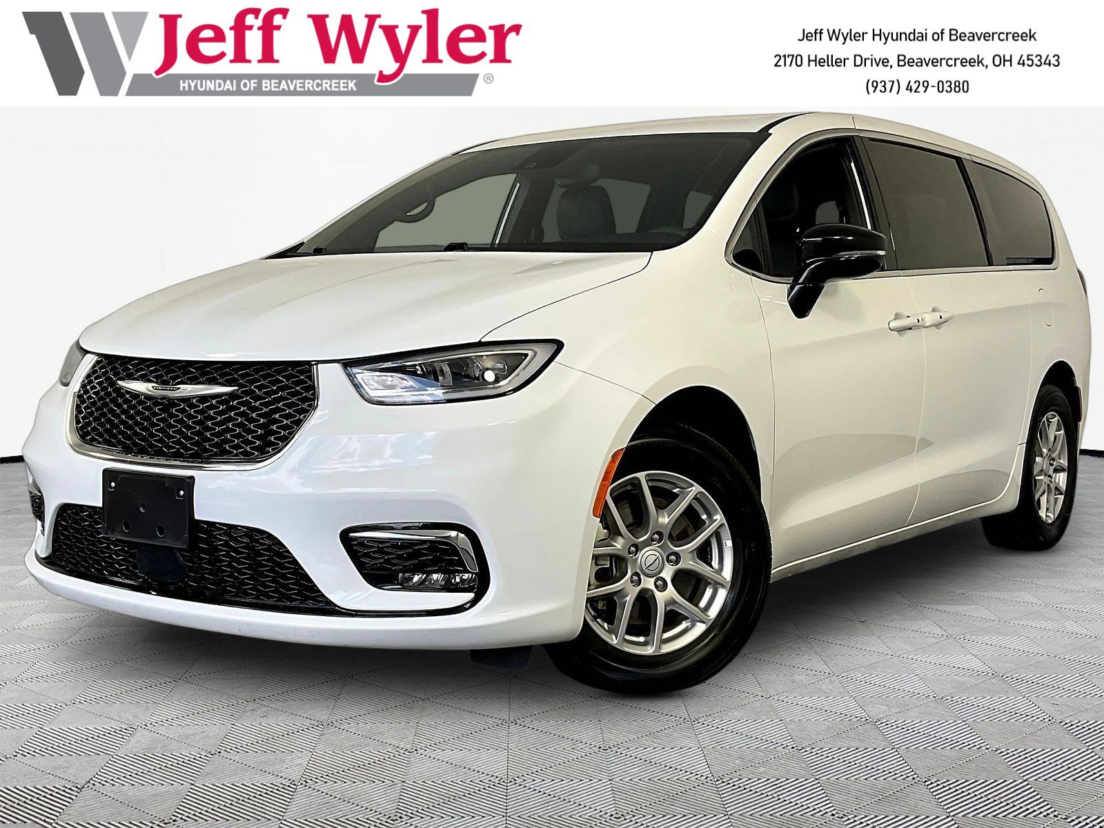 2025 Chrysler Pacifica Select's photo
