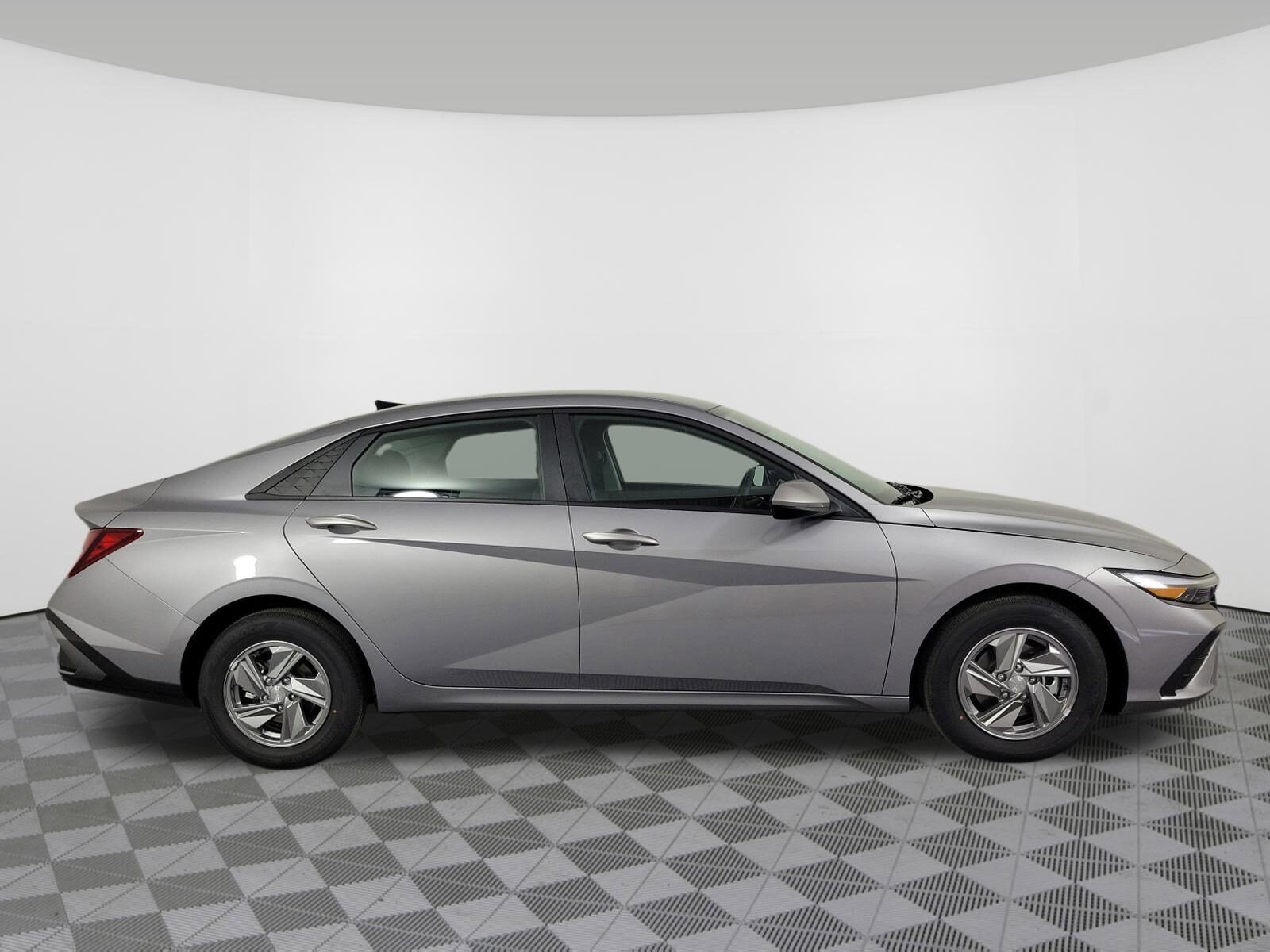 2025 Hyundai Elantra SE photo 2