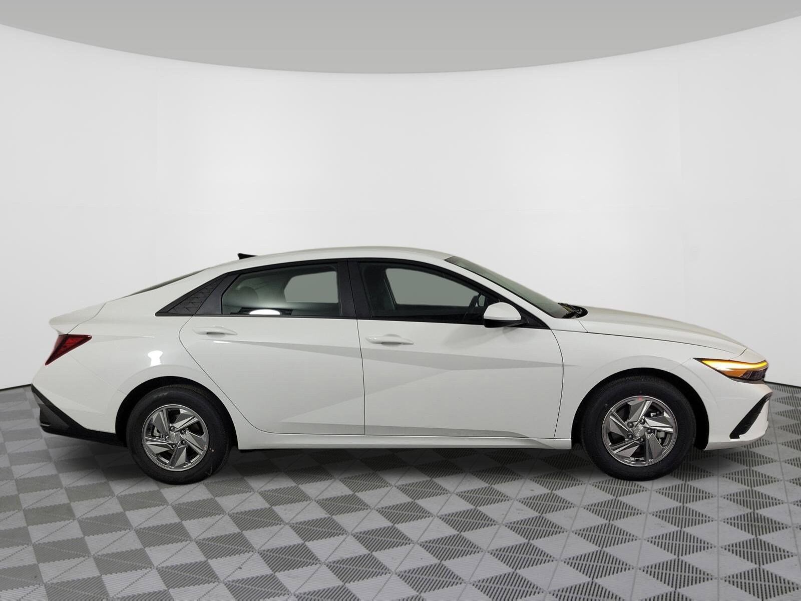 2025 Hyundai Elantra SE photo 2