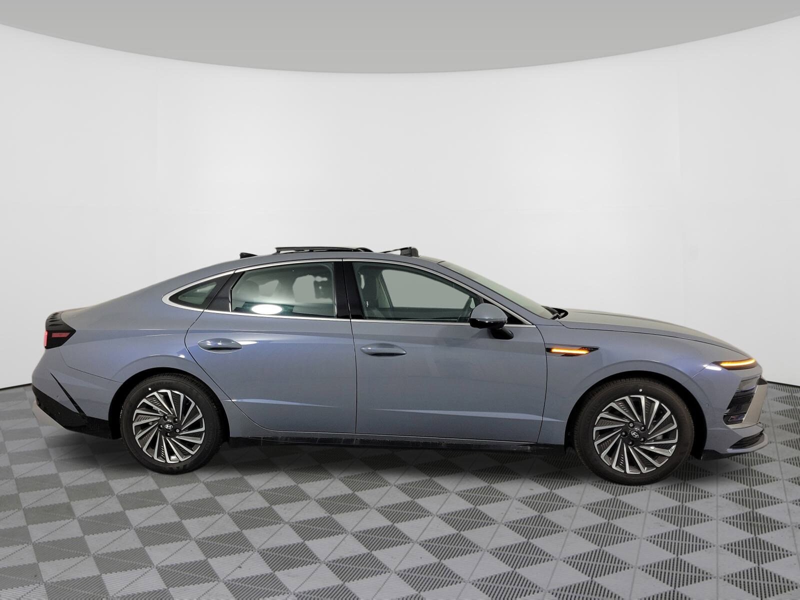 2025 Hyundai Sonata Hybrid Limited photo 2