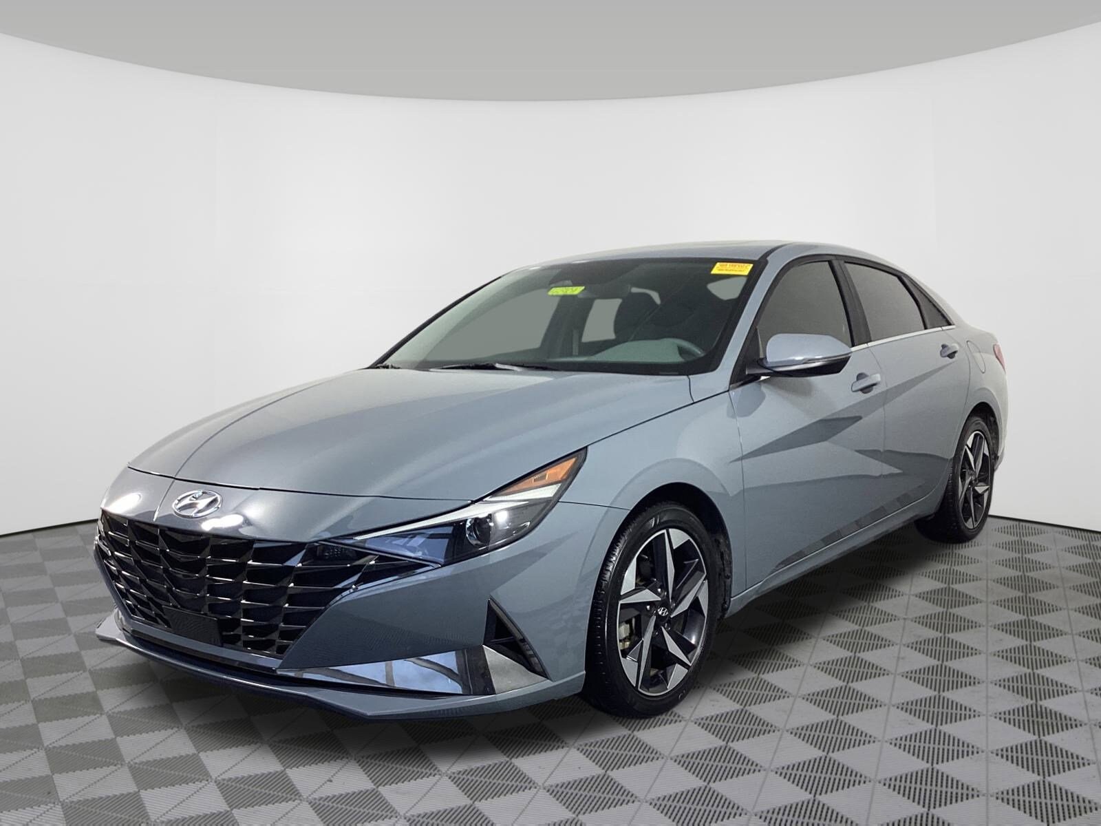 2022 Hyundai Elantra SEL photo 2