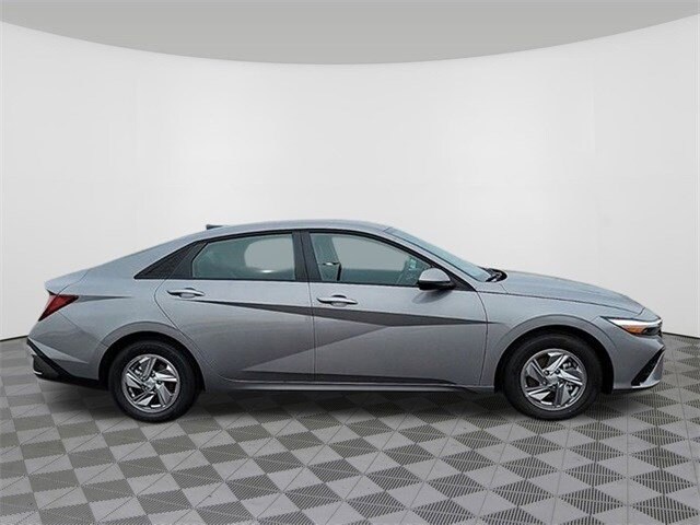 2025 Hyundai Elantra SE photo 2