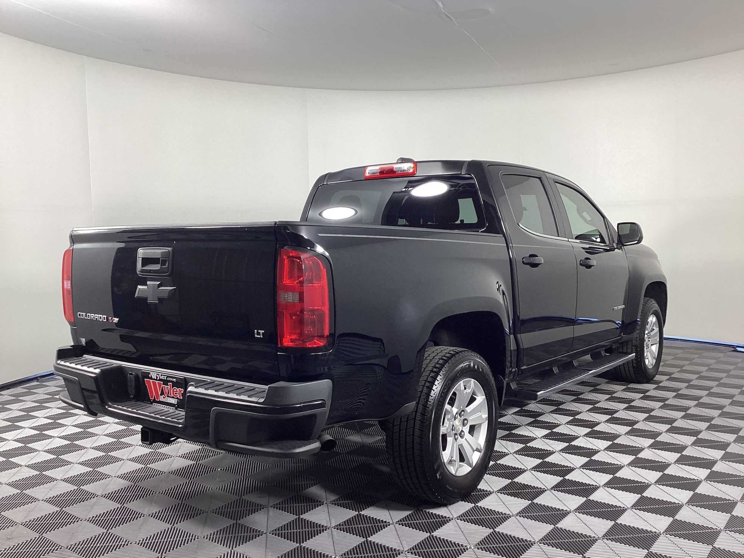 2017 Chevrolet Colorado LT photo 3