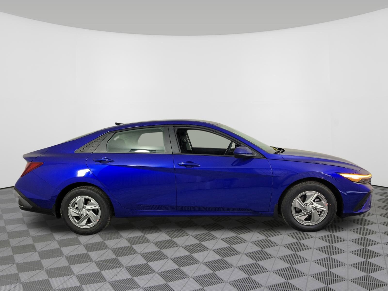 2025 Hyundai Elantra SE photo 2