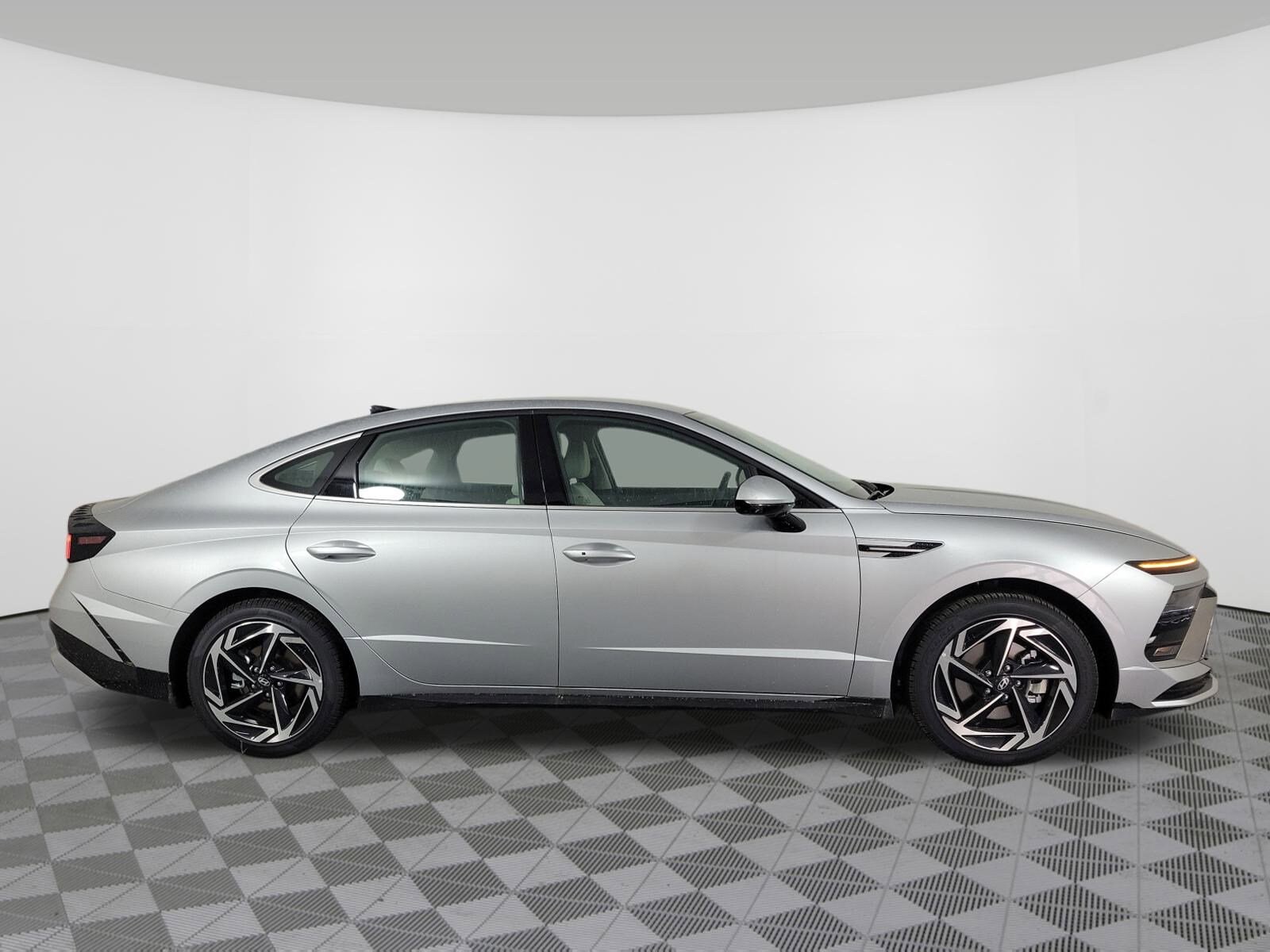 2026 Hyundai Sonata SEL Sport photo 2