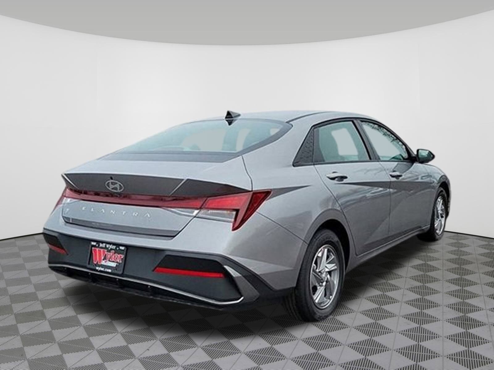 2025 Hyundai Elantra SE photo 3