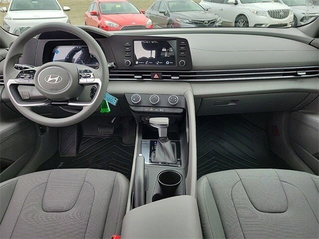 2025 Hyundai Elantra SE photo 4