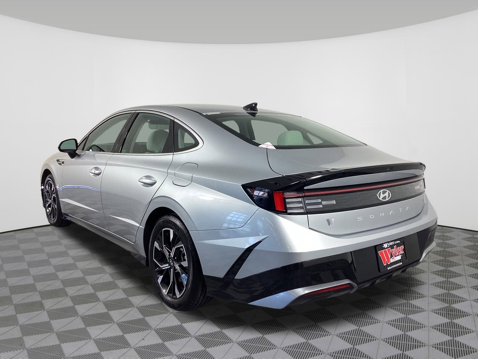 2025 Hyundai Sonata SEL photo 3
