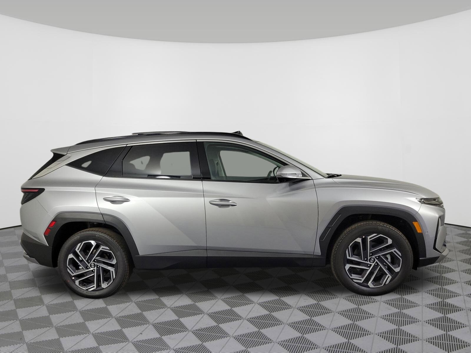2025 Hyundai Tucson Hybrid Limited photo 2