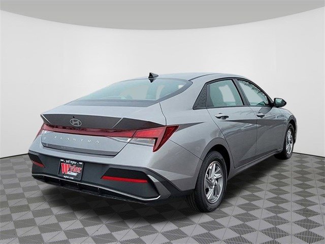 2025 Hyundai Elantra SE photo 3