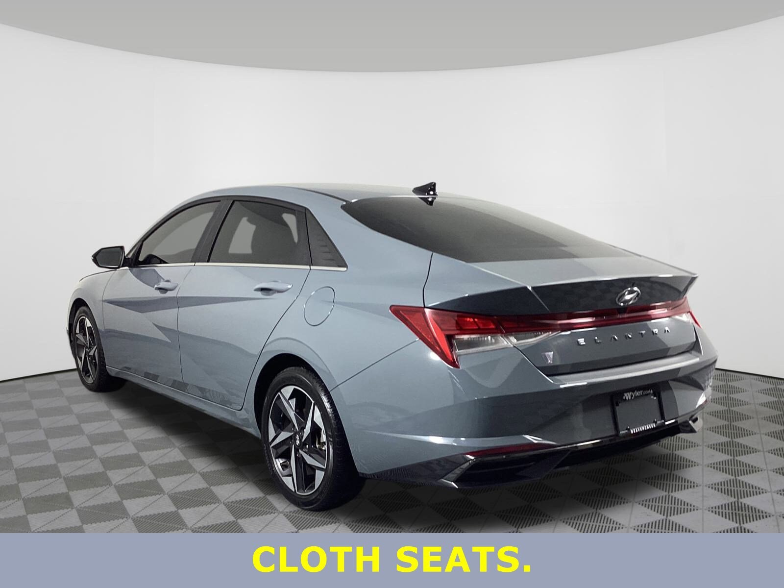 2022 Hyundai Elantra SEL photo 2
