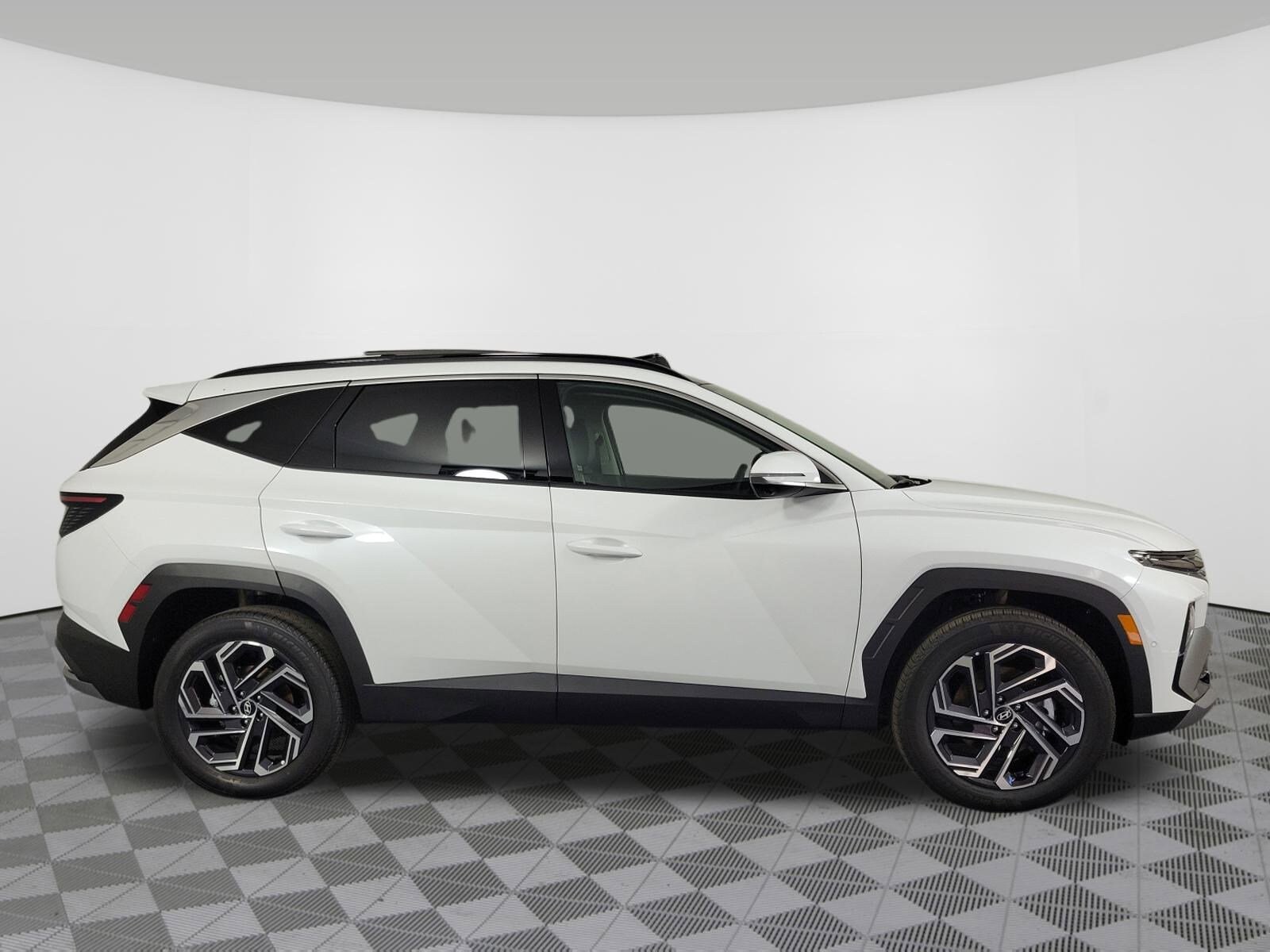 2025 Hyundai Tucson Hybrid Limited photo 2