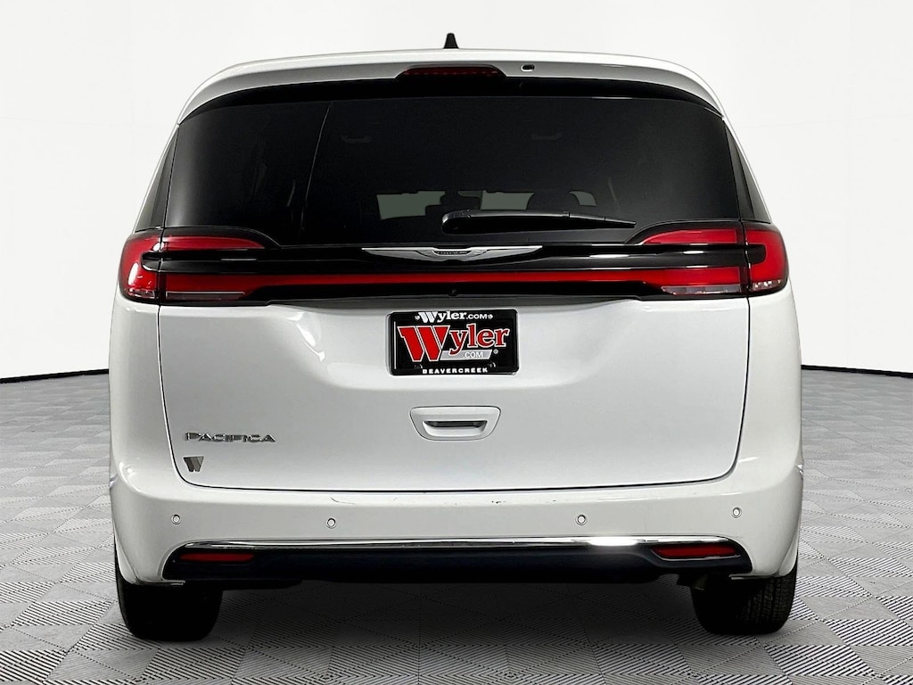Used 2025 Chrysler Pacifica Select Select FWD