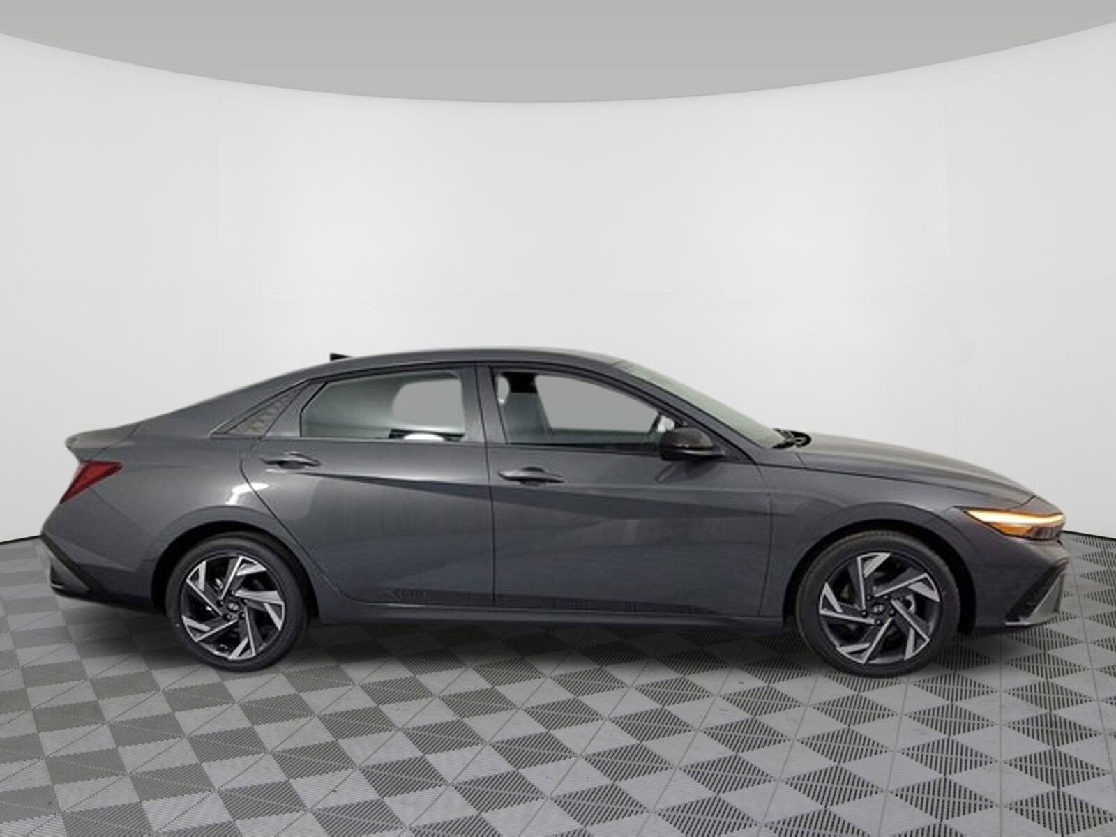 2025 Hyundai Elantra SEL Sport photo 2