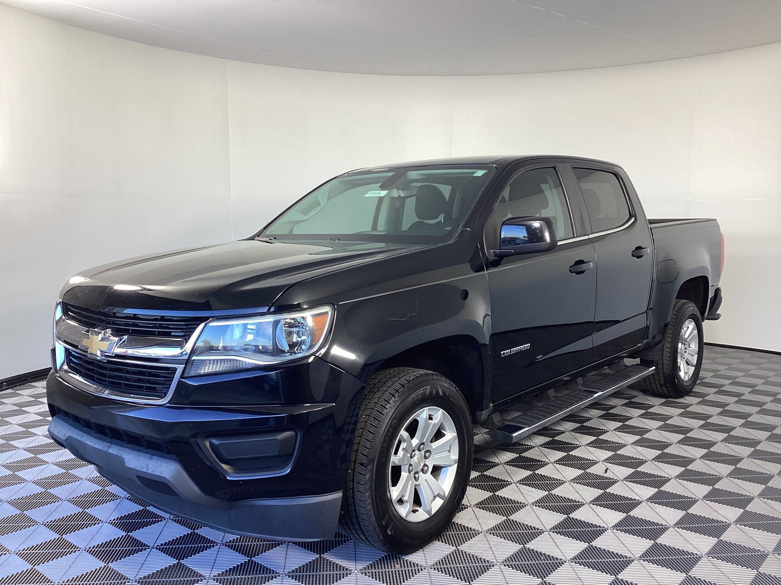 2017 Chevrolet Colorado LT photo 2
