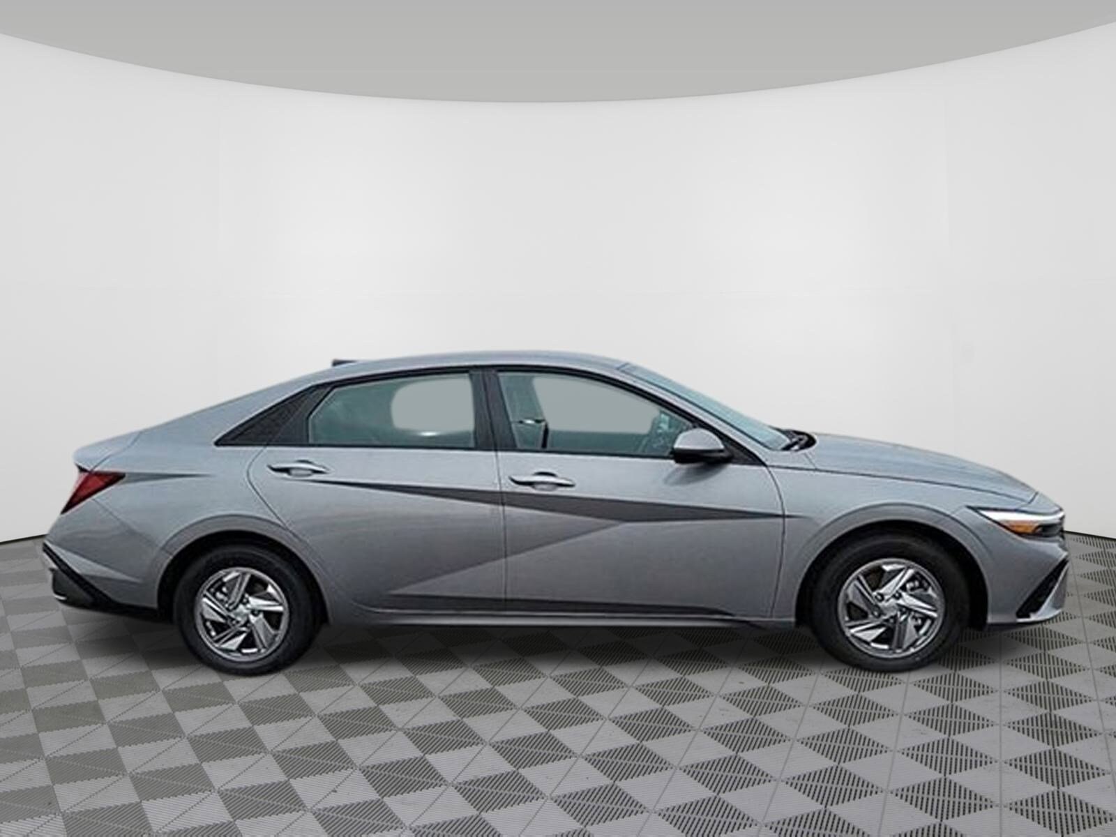 2025 Hyundai Elantra SE photo 2