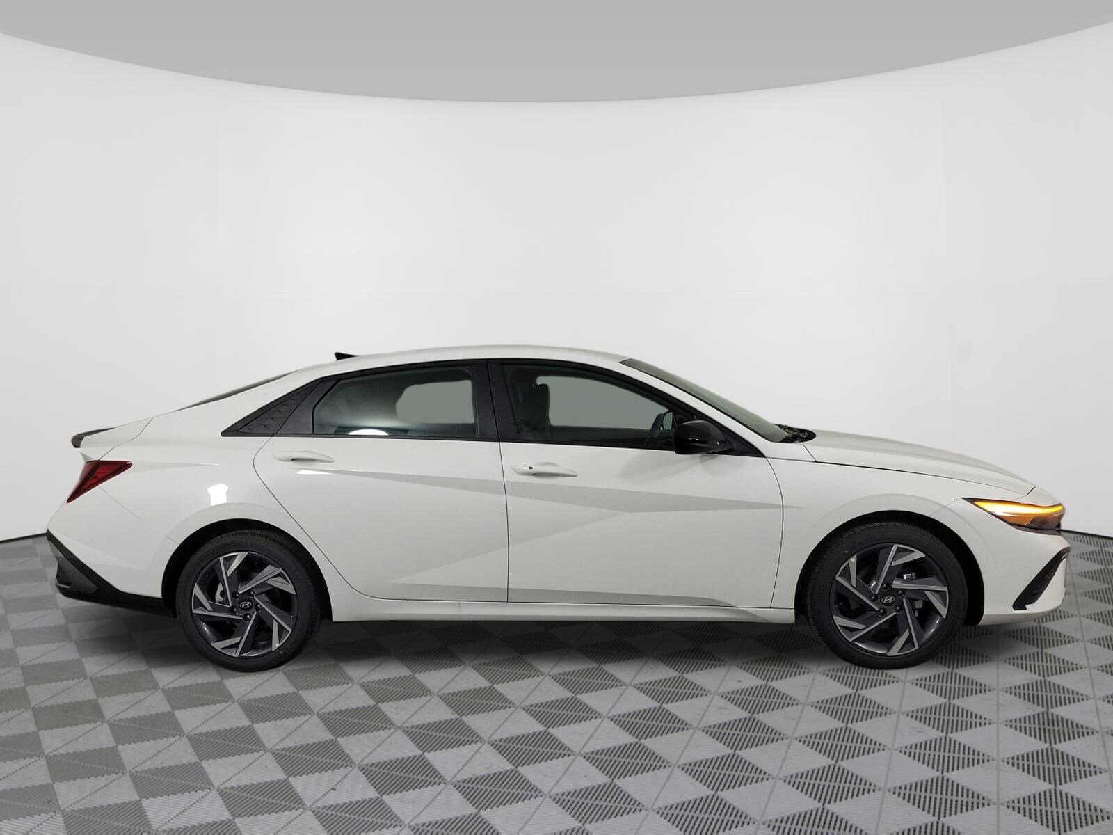 2025 Hyundai Elantra SEL Sport photo 2