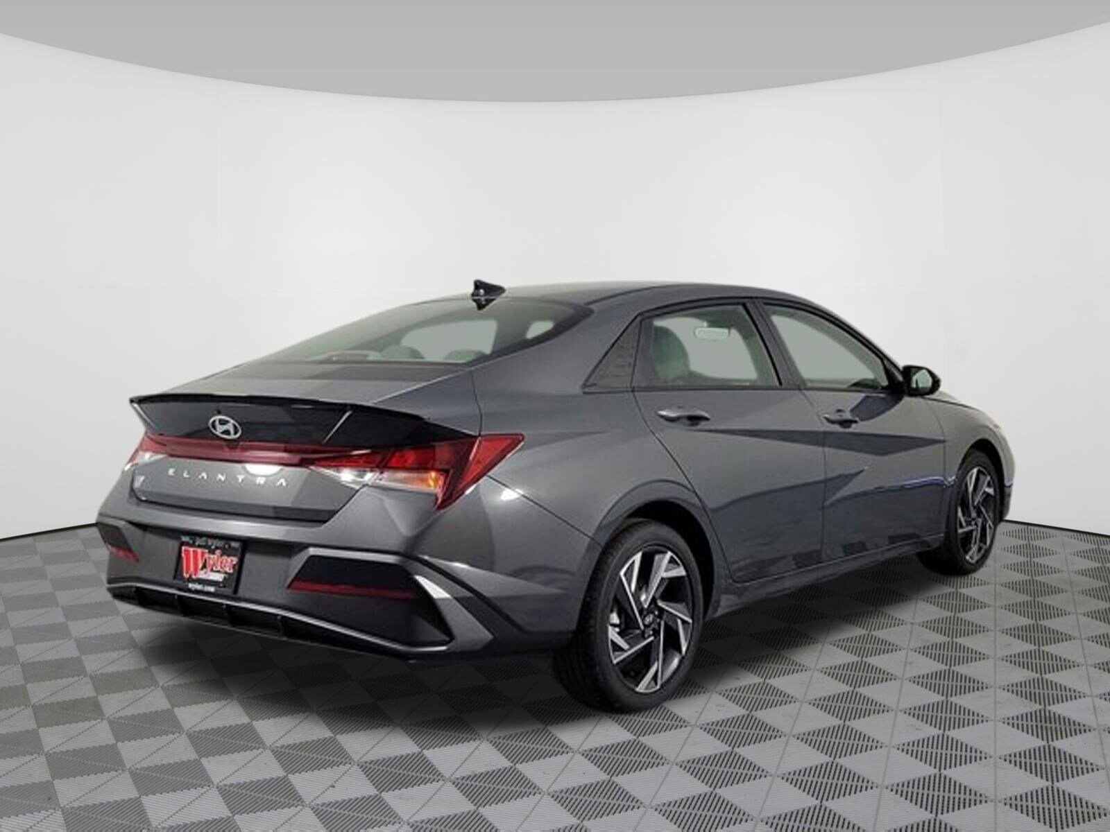 2025 Hyundai Elantra SEL Sport photo 3