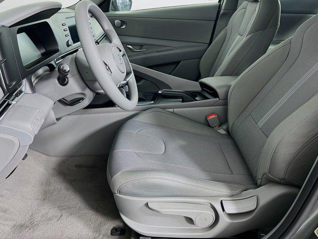 2025 Hyundai Elantra SE photo 3