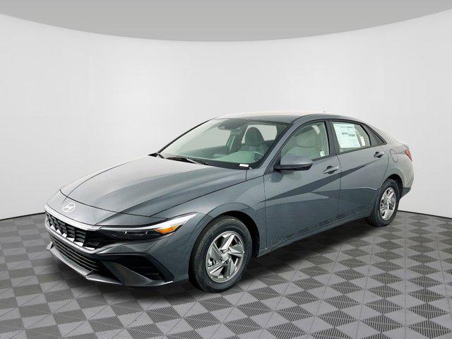 2025 Hyundai Elantra SE photo 2