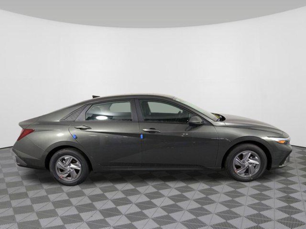 New 2025 Hyundai Elantra SE Sedan