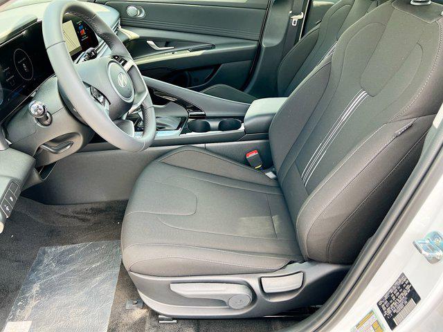 2025 Hyundai Elantra SEL Convenience photo 3