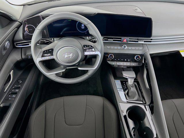 2025 Hyundai Elantra SEL - Photo 18