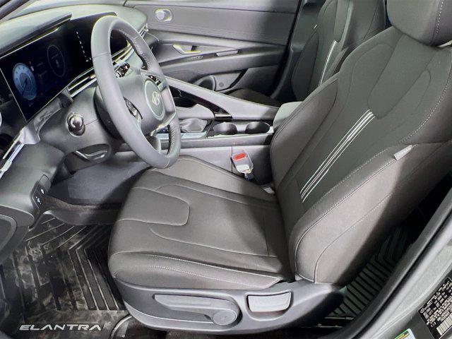 2025 Hyundai Elantra SEL Convenience photo 3